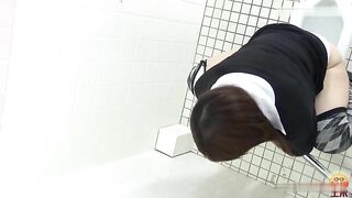 Beautiful ass Japanese lady shitting