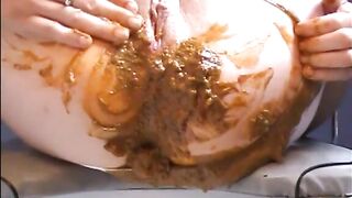 Milf shit and piss in her pantyhose