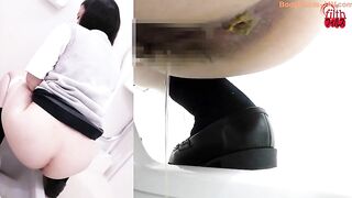 Young hot ass Japanese lady caught shitting in the toilet