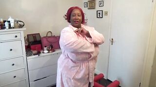 Mega huge black booty lady shitting thick load