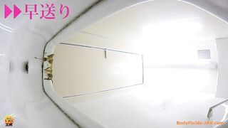 Round bubble ass Japanese babe shitting