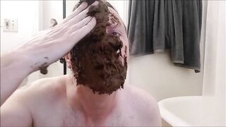 Man covers his face in shit while filming himself