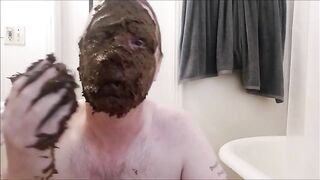 Man covers his face in shit while filming himself