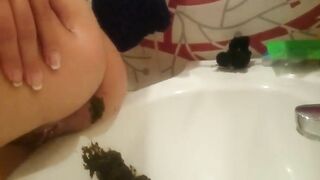Slut covers herself in shit in the bathroom