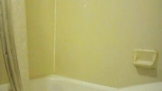 Hot chick spreads her asshole and her shit hole in the bathtub
