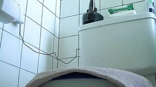 Woman exposes her ass and shits on the toilet
