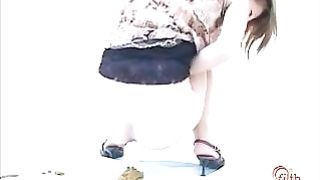Beautiful Japanese girls pooping