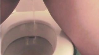 Amateur babe pooping over the toilet