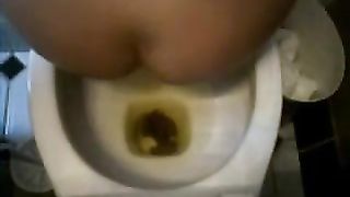 Tanned latina farting and shitting