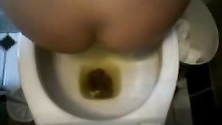 Tanned latina farting and shitting