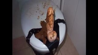 Hot babe dildoing her ass