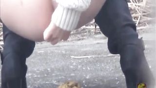 Behave to clean her poop