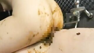 Shaved pussy Japanese babe pooping