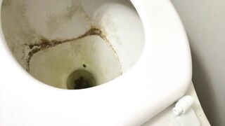 Big booty Ebony girl pooping