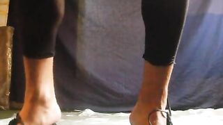 Tranny in stockings dropping shit