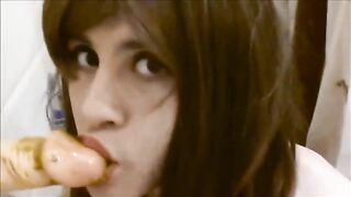 Tranny babe poops on her dildo