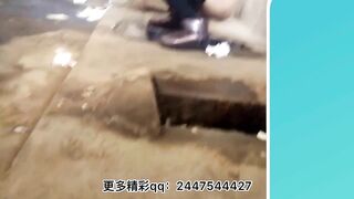 Amateur women defecate heavily in the toilet