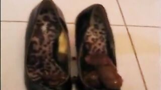 Babe takes a shit in her black high heels