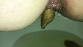 Woman releases shit while pissing in the bathtub
