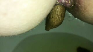 Woman releases shit while pissing in the bathtub