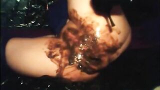Woman takes a shit in the bathtub then spreads it all over herself
