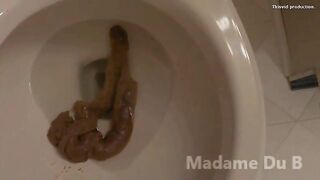 Bare-assed woman squats and takes a huge shit in the tub