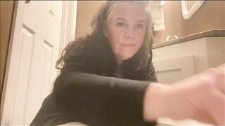 Girl shoves a plug into her asshole