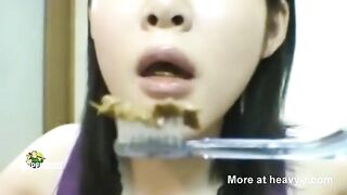 Bitch brushes her teeth with shit