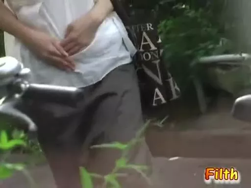 Japanese lady caught pooping outdoor
