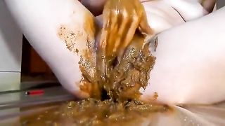 Hot babe fisting her pussy with scat