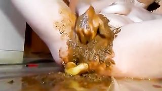 Hot babe fisting her pussy with scat