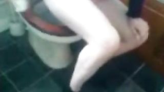 Sarah shitting and wiping her ass