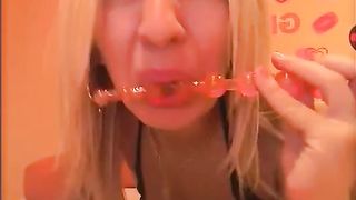 Blonde webcam girl dildoing her shitty ass