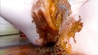 Fisting her scat pussy until she squirts