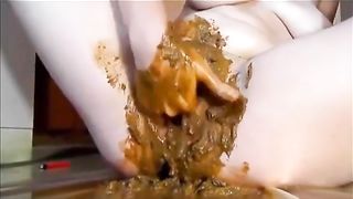 Fisting her scat pussy until she squirts