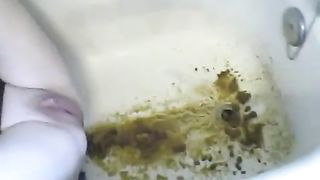 Amateur girl has seriois yellow diarheea