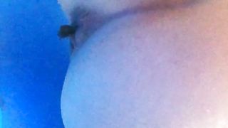 Sexy slut records herself while pooping