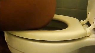 Double view of sexy latina shitting
