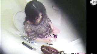 Double view of a fatty pooping