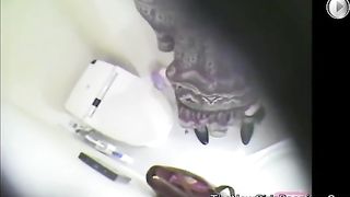 Double view of a fatty pooping