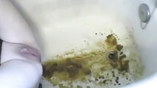 Yellow shit with pressure in bathtub