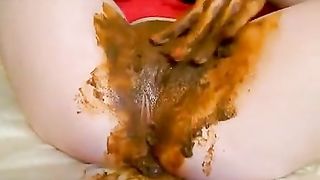 Amateur girl masturbating with fresh shit