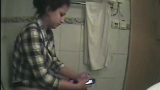 Amateur brunette wiping her dirty ass