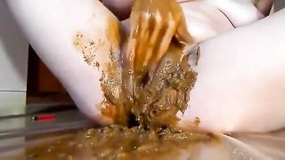 Fisting her dirty pussy