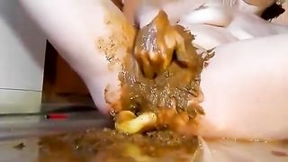 Fisting her dirty pussy