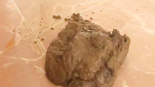 Russian babe did a mess between her butt cheeks