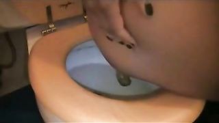 Naomi pooping girl