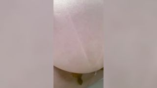 Amateur girl with big ass pooping
