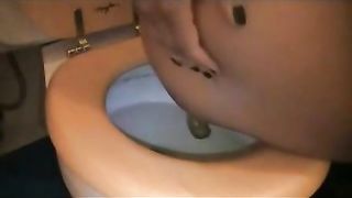 Hot girl can't sniff her poop
