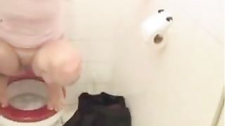 Amateur blonde girl shitting